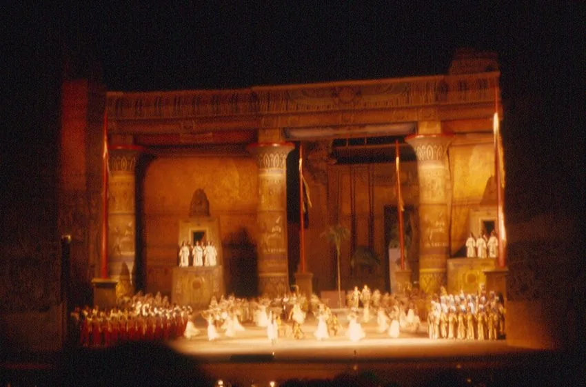 Rappresentazione dell'Aida sul palcoscenico all'aperto delle Terme di Caracalla di notte