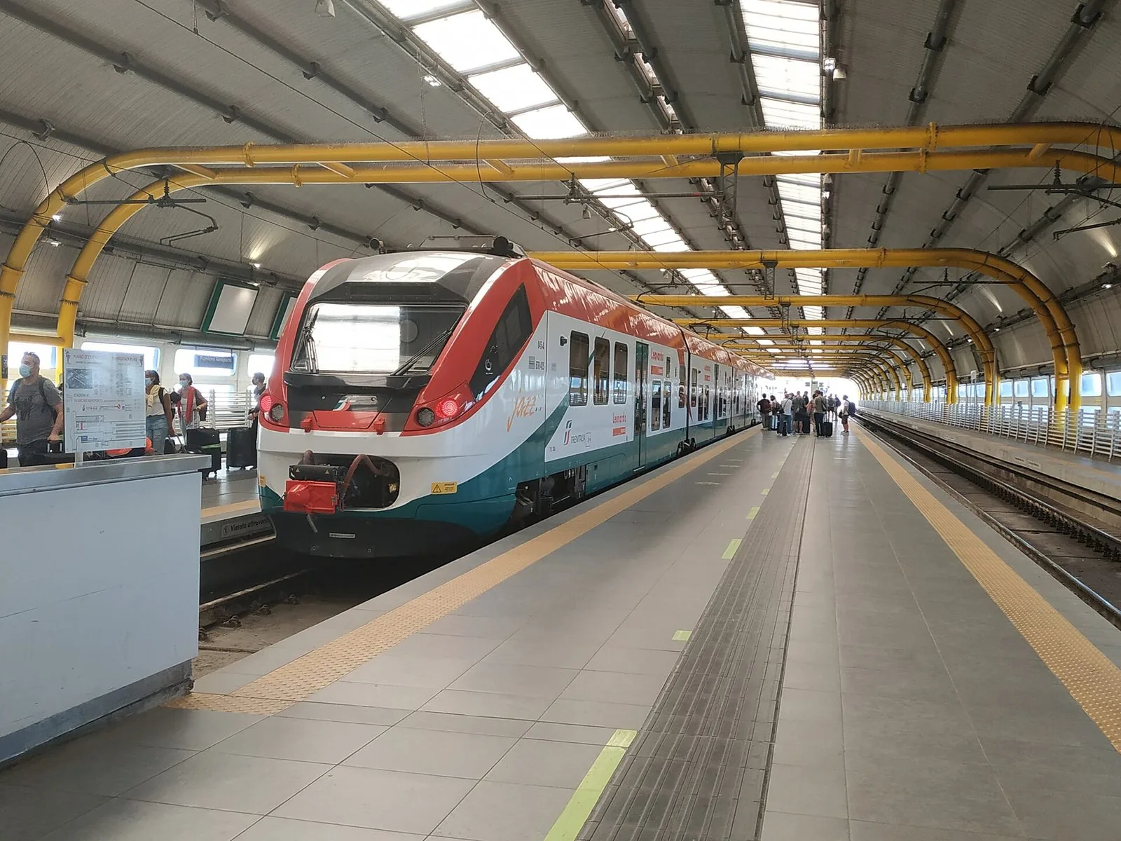 Treno Leonardo Express in sosta alla stazione ferroviaria dell'aeroporto di Fiumicino