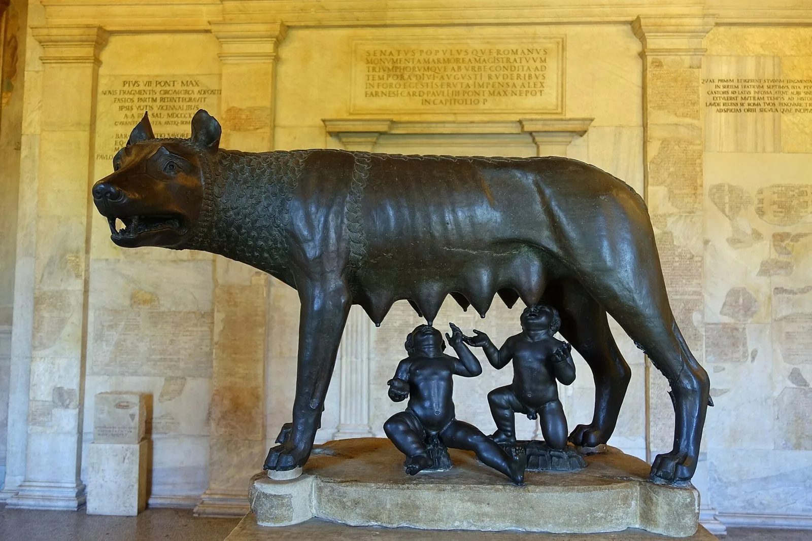 La Lupa Capitolina in bronzo con i gemelli Romolo e Remo ai Musei Capitolini
