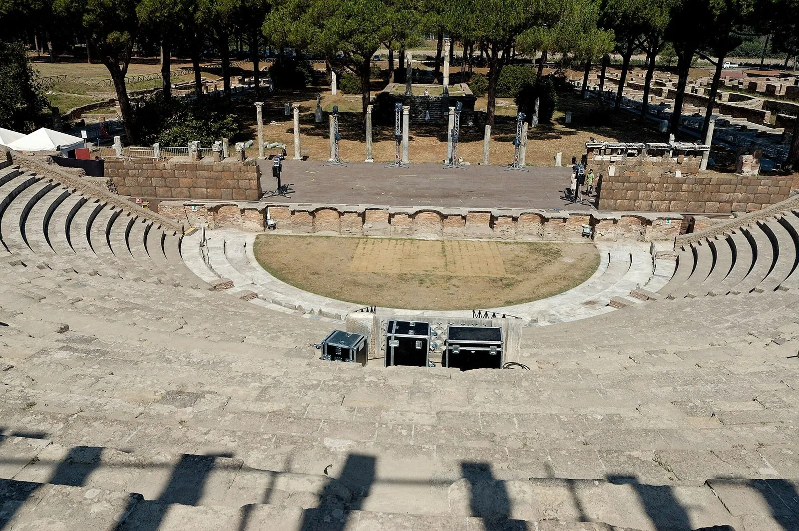La cavea del teatro romano di Ostia Antica vista dall'alto con i pini marittimi sullo sfondo