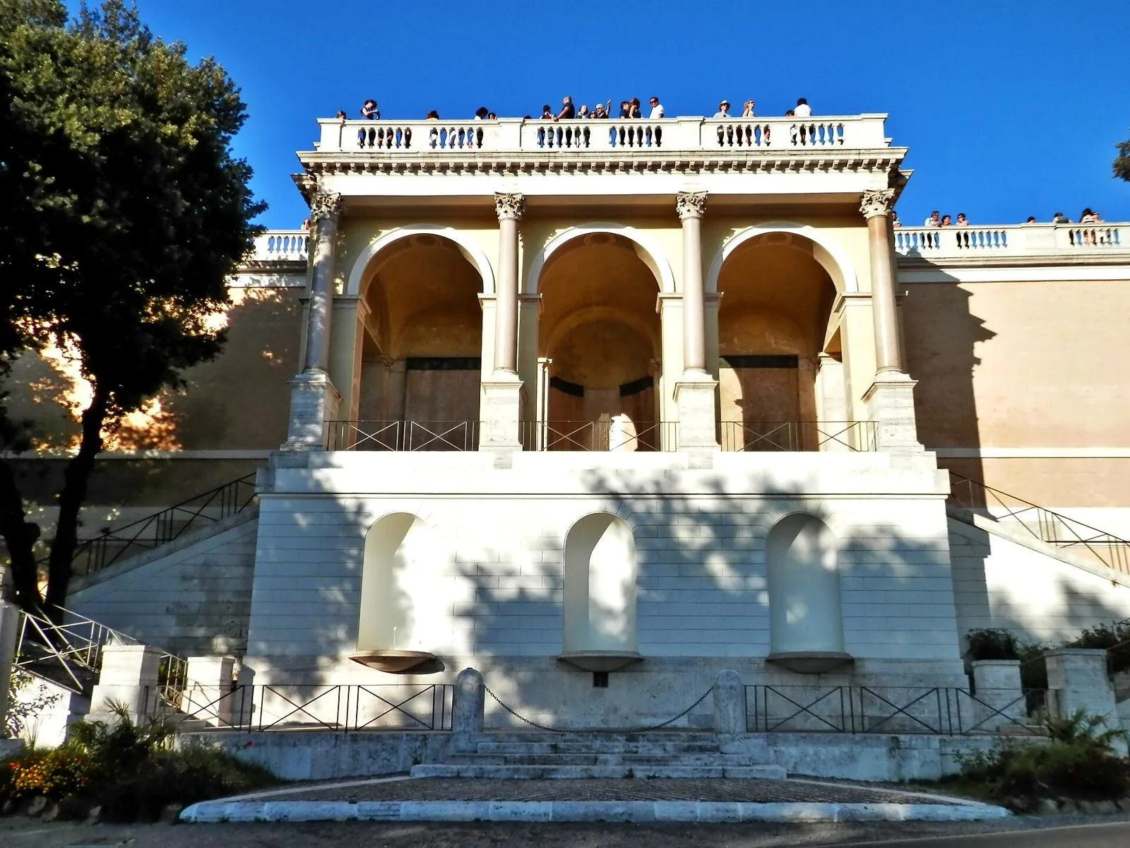 Terrazza del Pincio a Roma vista da Piazza del Popolo sotto un cielo azzurro