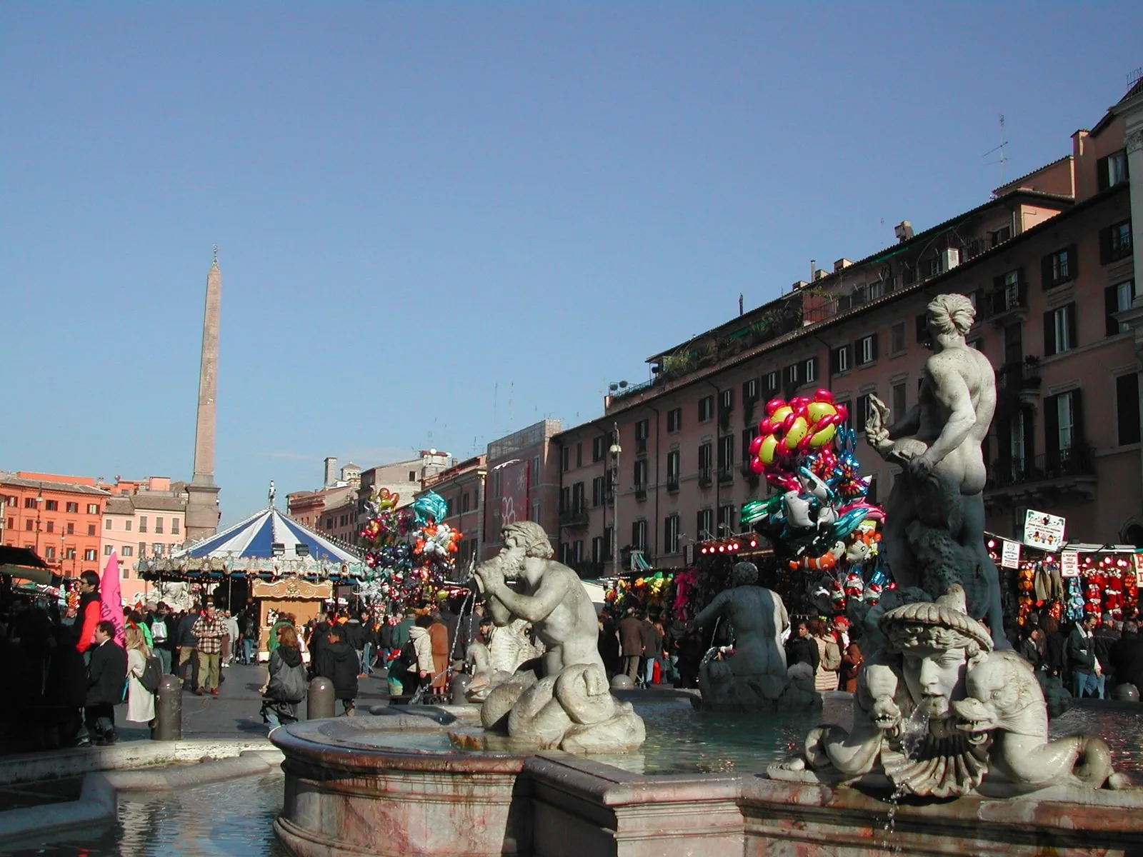 Piazza Navona durante il mercato di Natale con la Fontana del Moro, la giostra e l'obelisco