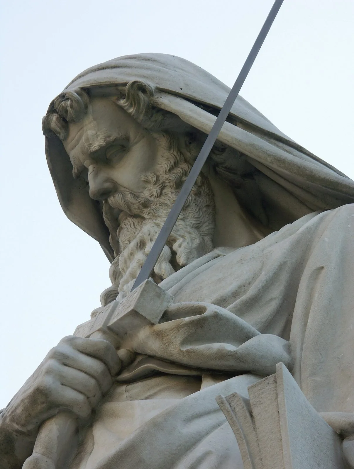 Dettaglio della statua di San Paolo con la spada nel quadriportico della Basilica di San Paolo fuori le Mura